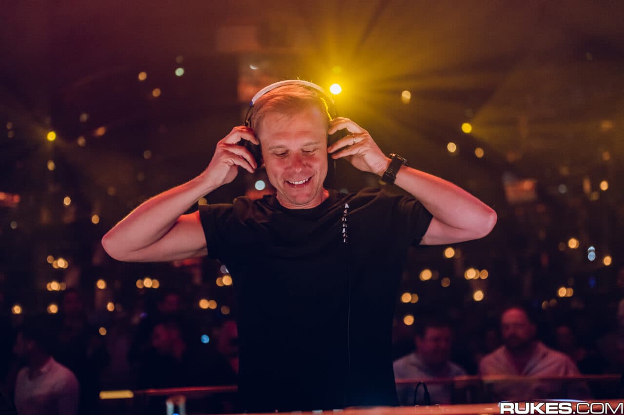 Revival eines Klassikers: Armin van Buuren katapultiert „Let Me Show You“ ins Jahr 2024