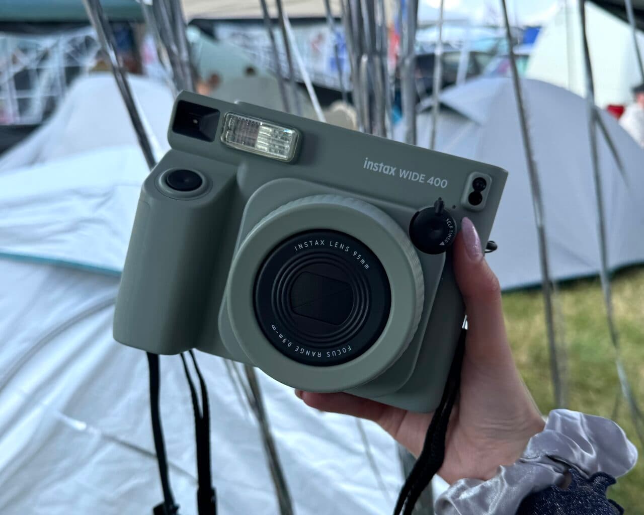 instax WIDE 400™: Der DJ Mag Germany Festivalbegleiter 2024