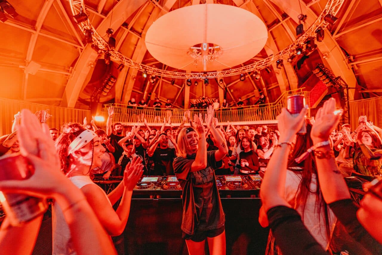 „Wenn jemand jeden Drop filmt, macht mich das traurig“: Novah über Handys auf dem Dancefloor