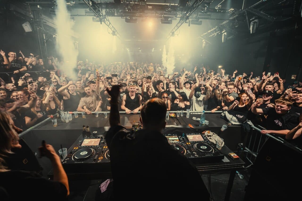 Eine ganze Nacht mit Nibirii: Zeuz übernimmt das Bootshaus