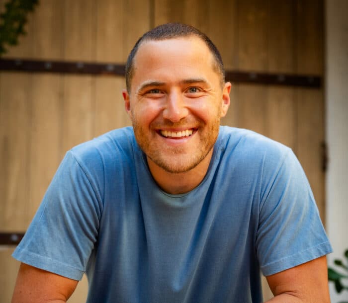 Mike Posner schreibt „I Took A Pill In Ibiza“ neu – und Avicii ist der schmerzhafteste Teil davon