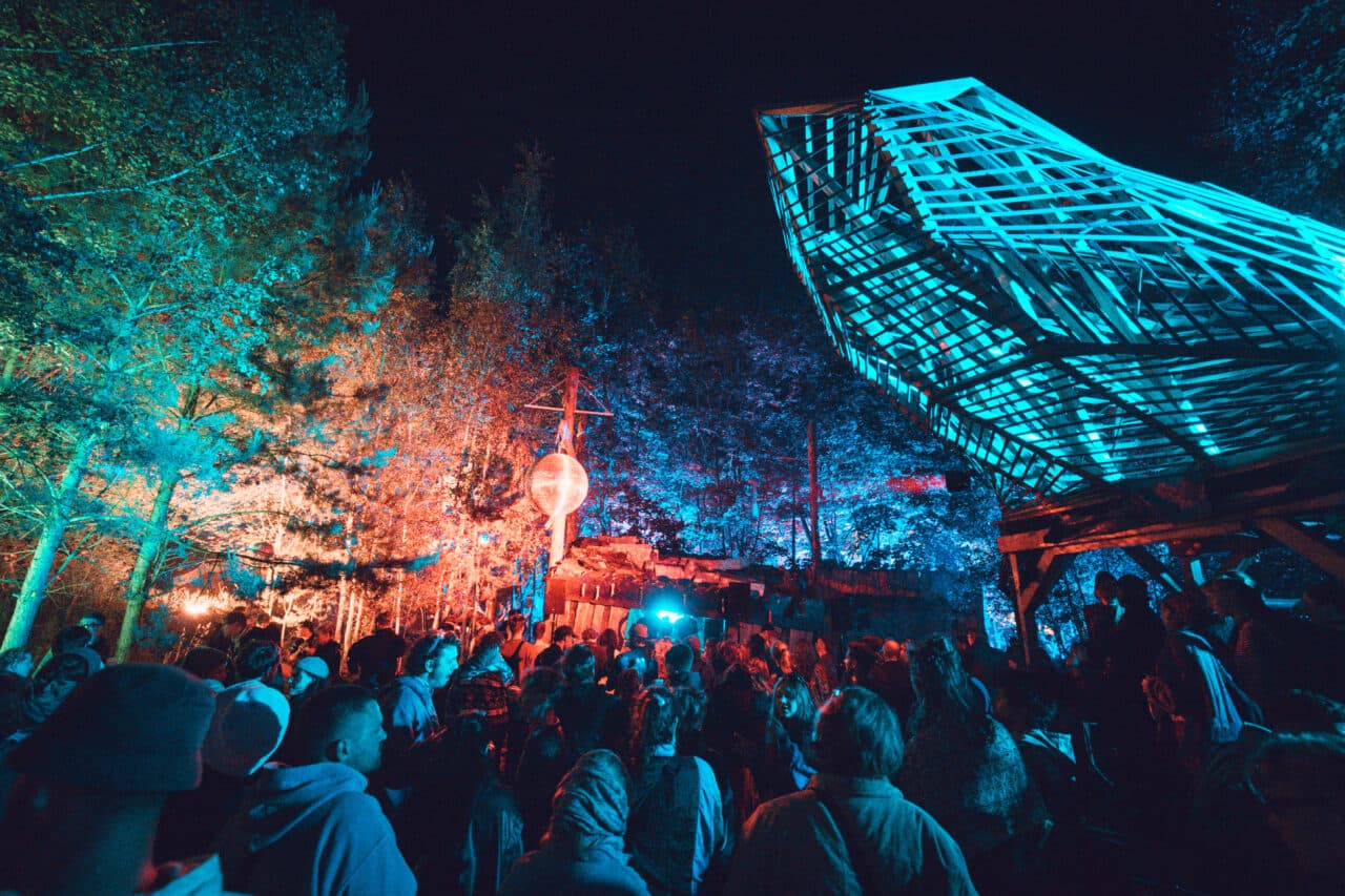 Zurück zu den Wurzeln Festival 2026: Vier Tage Rave, Wald und Berliner Feierkultur