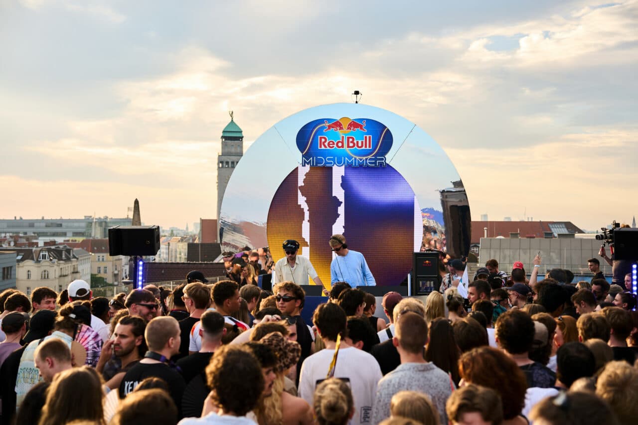 Zwei Länder, zwei Partys, zwölf Stunden: Red Bull Midsummer war ein weltweiter Traum für Fans elektronischer Musik