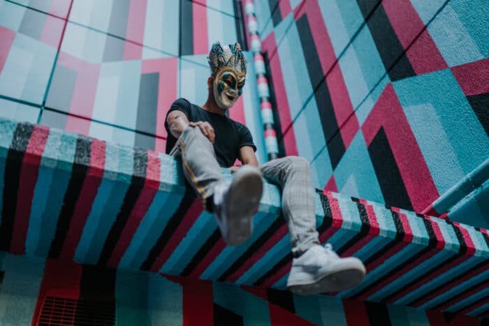 Zurück zum dreckigen Beat: Boris Brejcha und MC Flipside veröffentlichen „Dirty Beat“