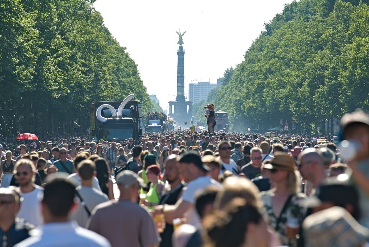 Nach Anschlag auf Berliner CSD: Rave The Planet beginnt mit Schweigeminute