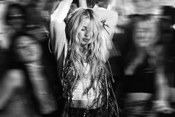 „Ravers until we die“: Ellie Goulding widmet der Rave-Szene eine Hymne
