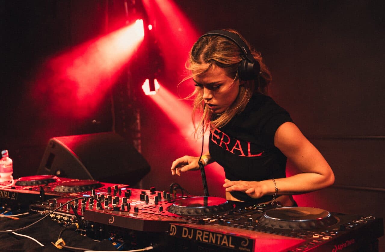 Von 540 Millionen Streams ans DJ-Pult: LAVINIA startet ihr nächstes Kapitel